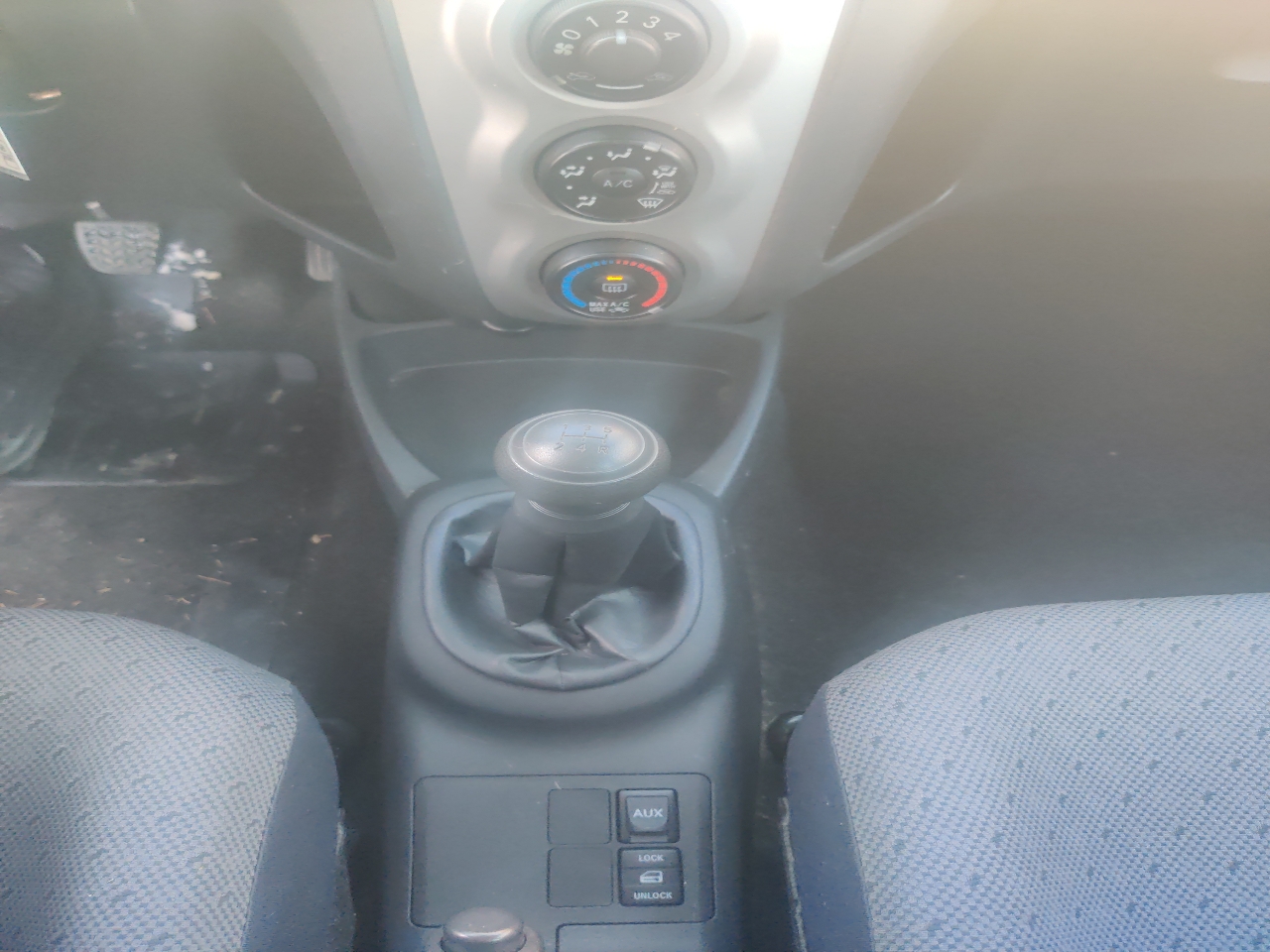 Toyota Yaris Liftback 5-Door MT 2011