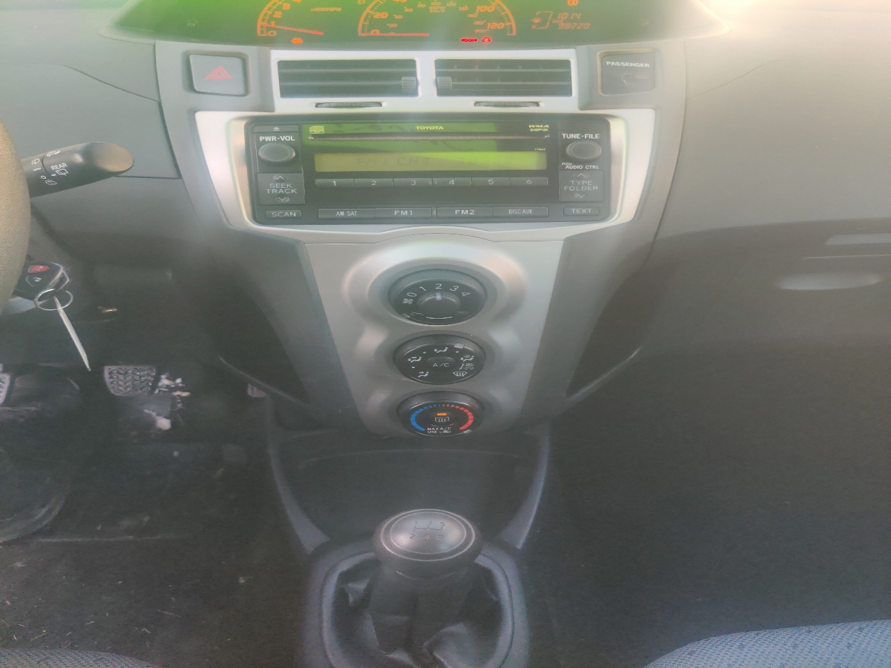 Toyota Yaris Liftback 5-Door MT 2011