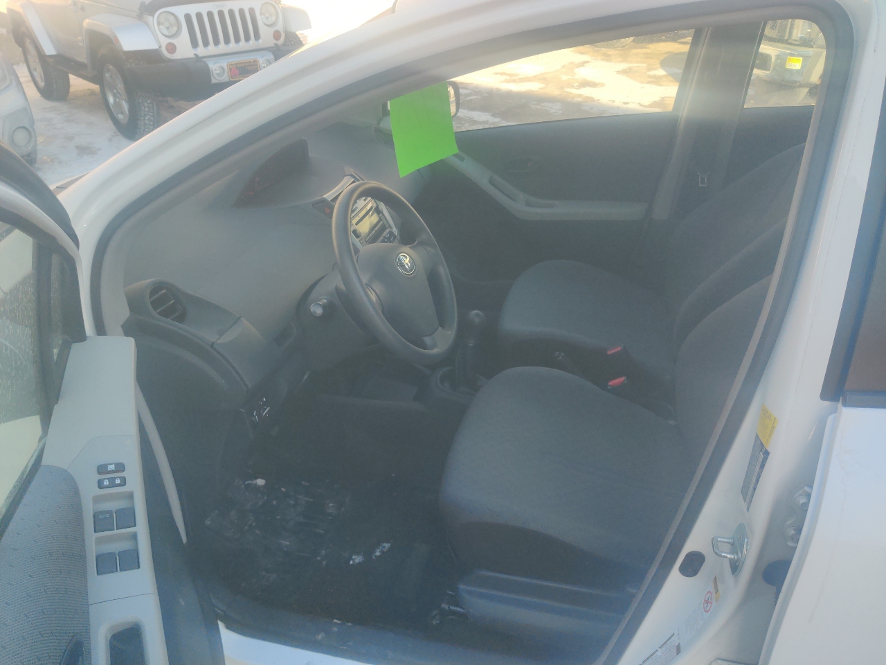 Toyota Yaris Liftback 5-Door MT 2011