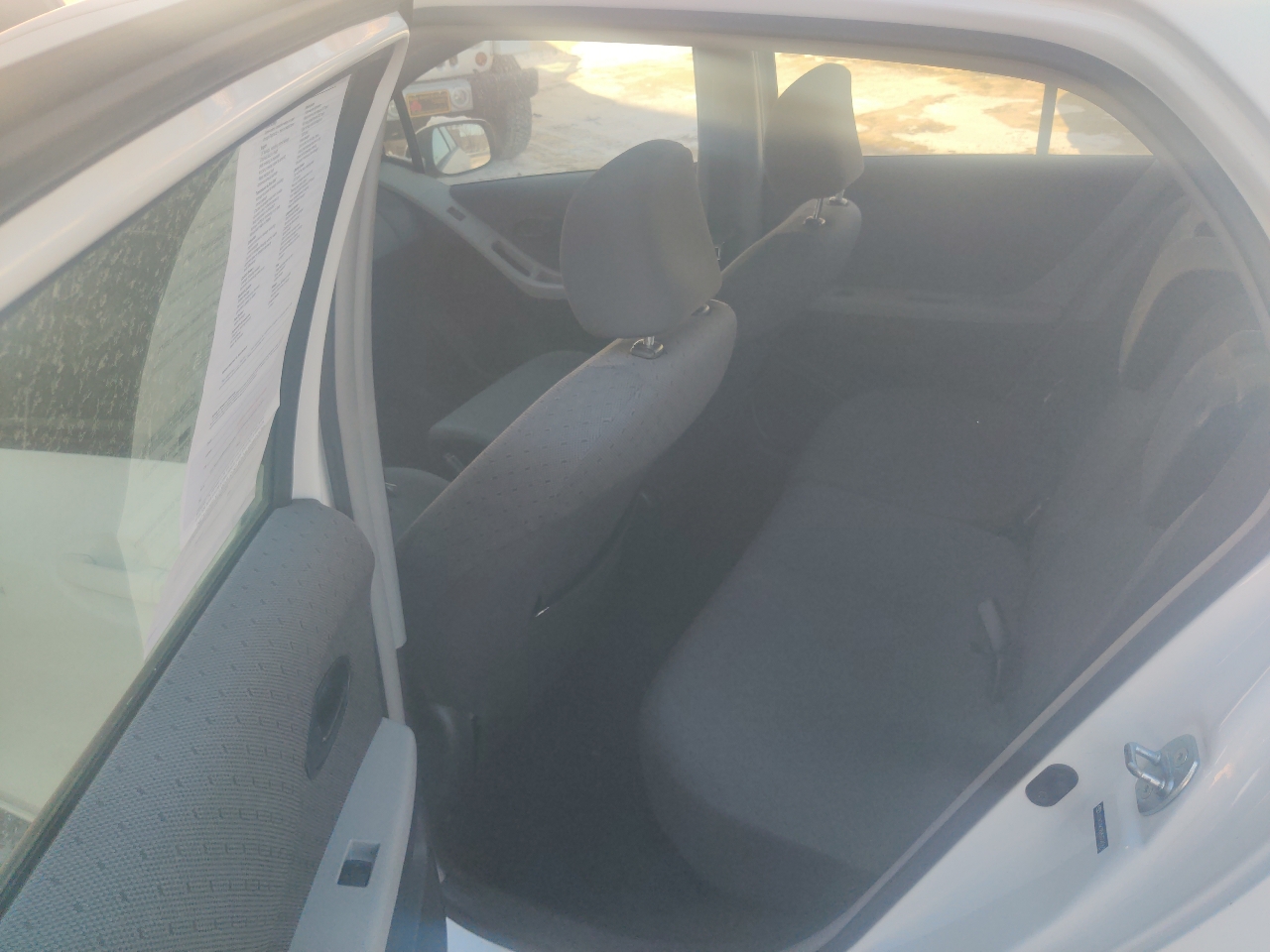 Toyota Yaris Liftback 5-Door MT 2011