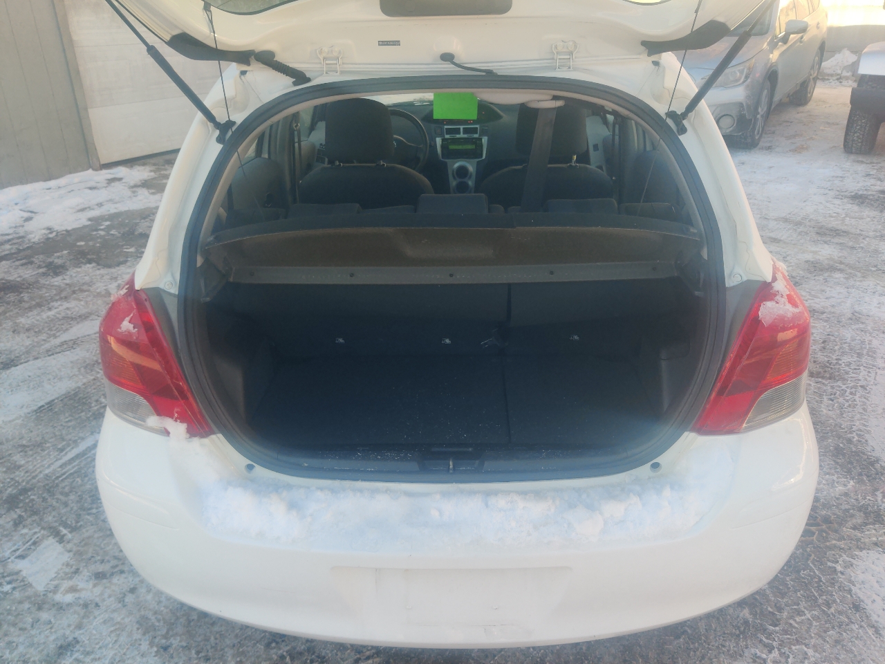 Toyota Yaris Liftback 5-Door MT 2011