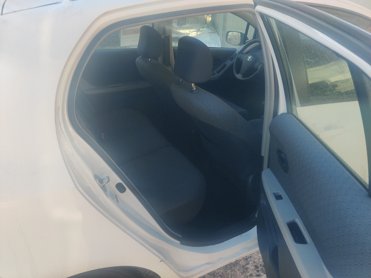 Toyota Yaris Liftback 5-Door MT 2011