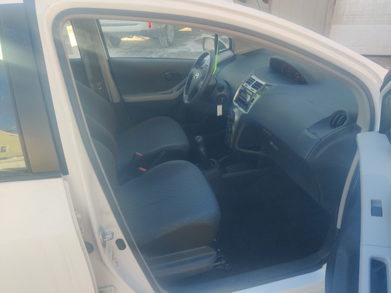 Toyota Yaris Liftback 5-Door MT 2011