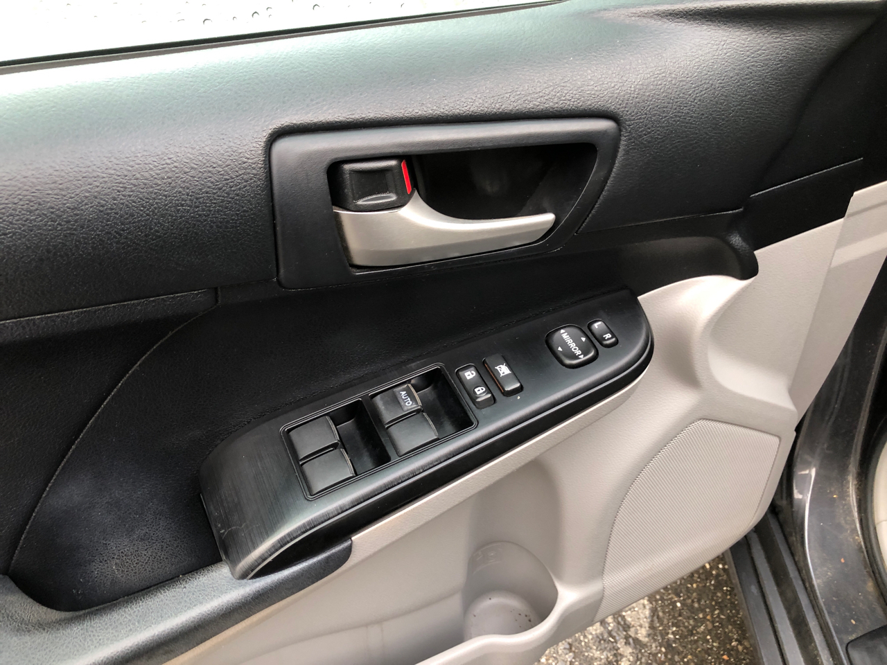 2012 Toyota Camry SE photo 4