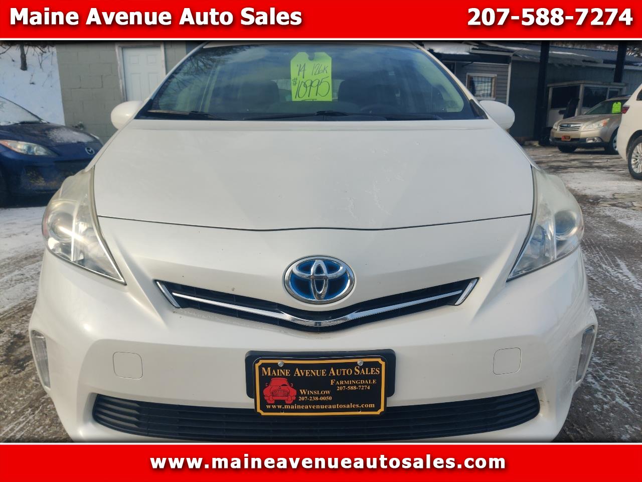 2014 Toyota Prius v Two's photo