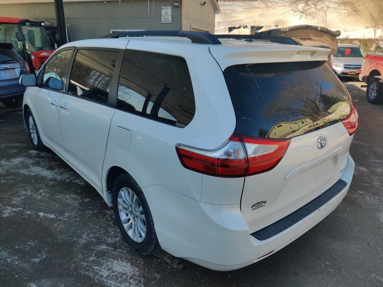 Toyota Sienna XLE FWD 8-Passenger V6 2015
