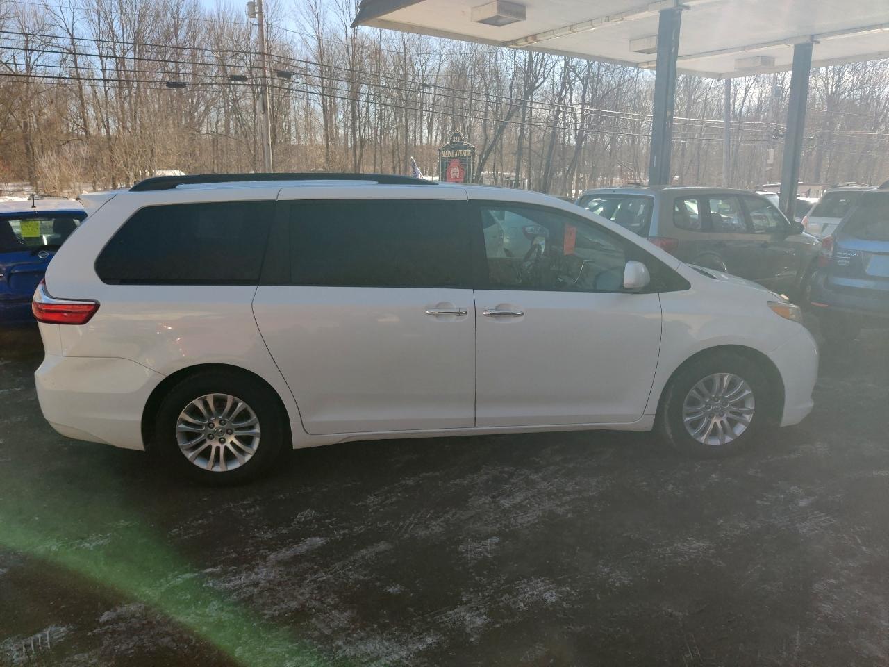 Toyota Sienna XLE FWD 8-Passenger V6 2015