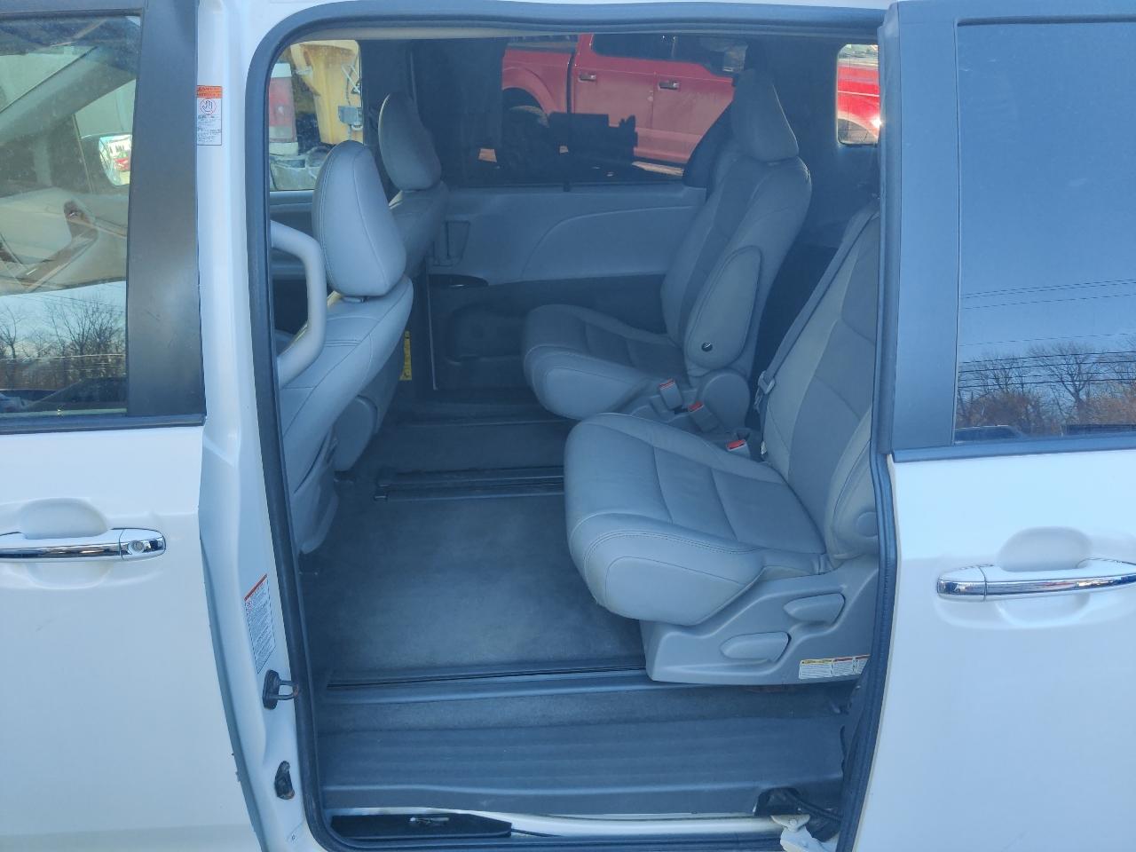 Toyota Sienna XLE FWD 8-Passenger V6 2015