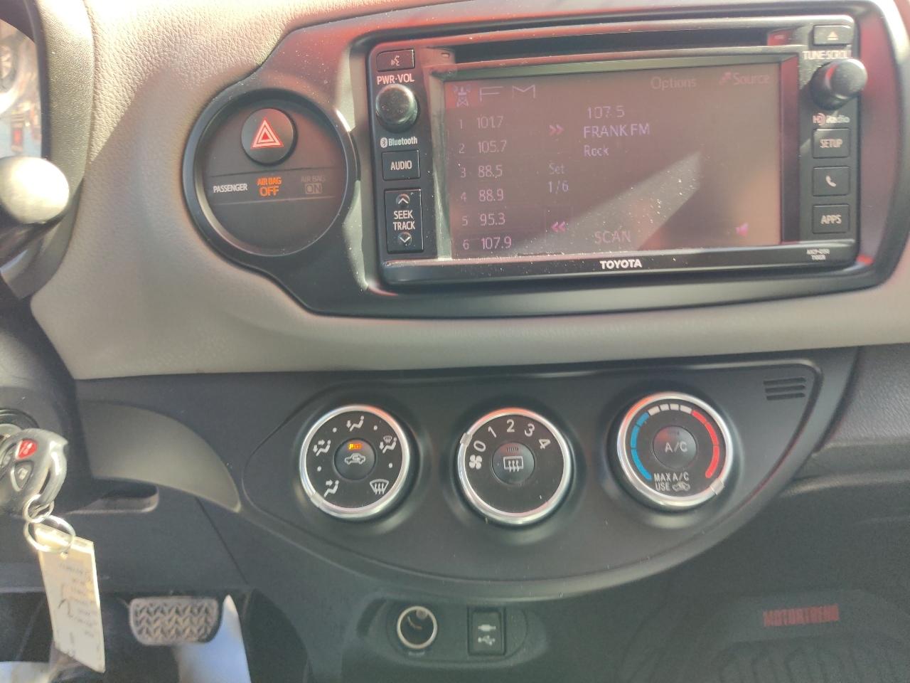 Toyota Yaris LE 5-Door AT 2015