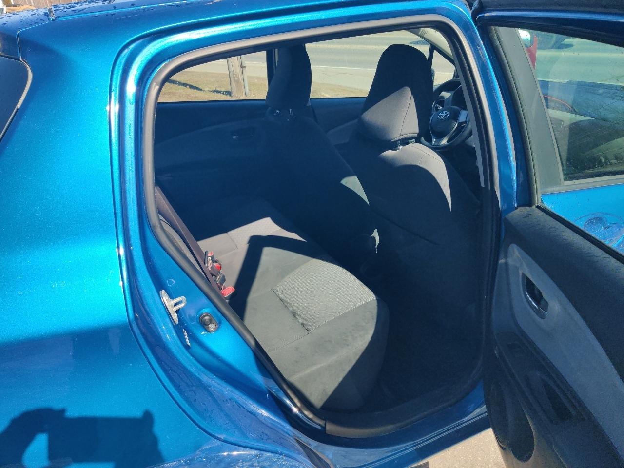 Toyota Yaris LE 5-Door AT 2015