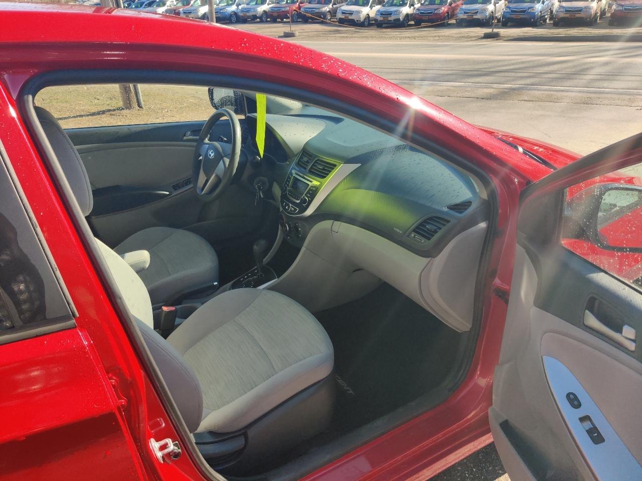 Hyundai Accent SE 4-Door 6A 2016