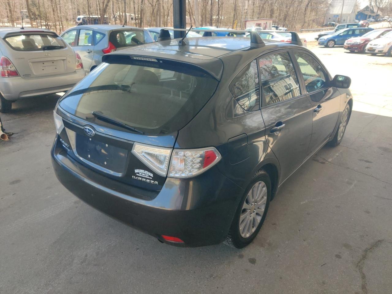 Subaru Impreza 2.5i Premium 5-Door 2011