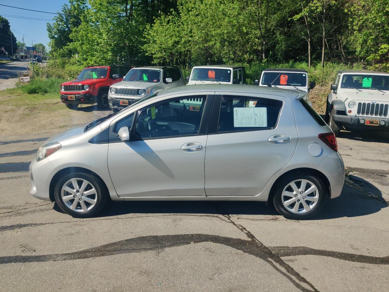 Toyota Yaris LE 5-Door AT 2015
