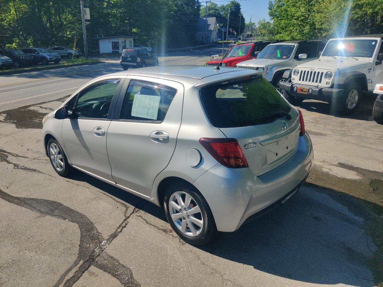 Toyota Yaris LE 5-Door AT 2015