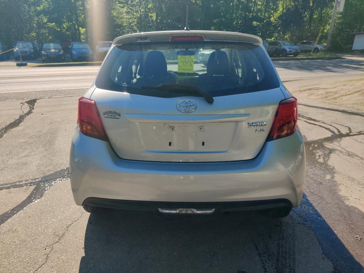 Toyota Yaris LE 5-Door AT 2015