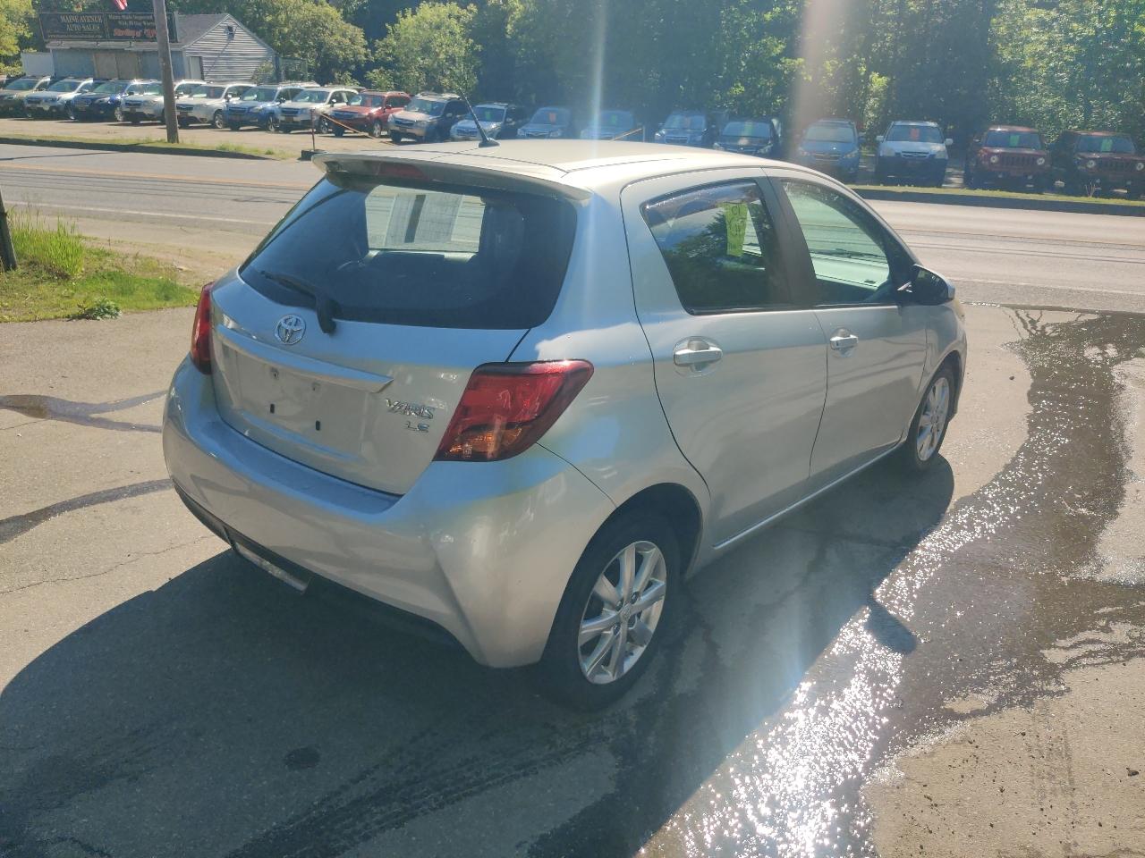 Toyota Yaris LE 5-Door AT 2015