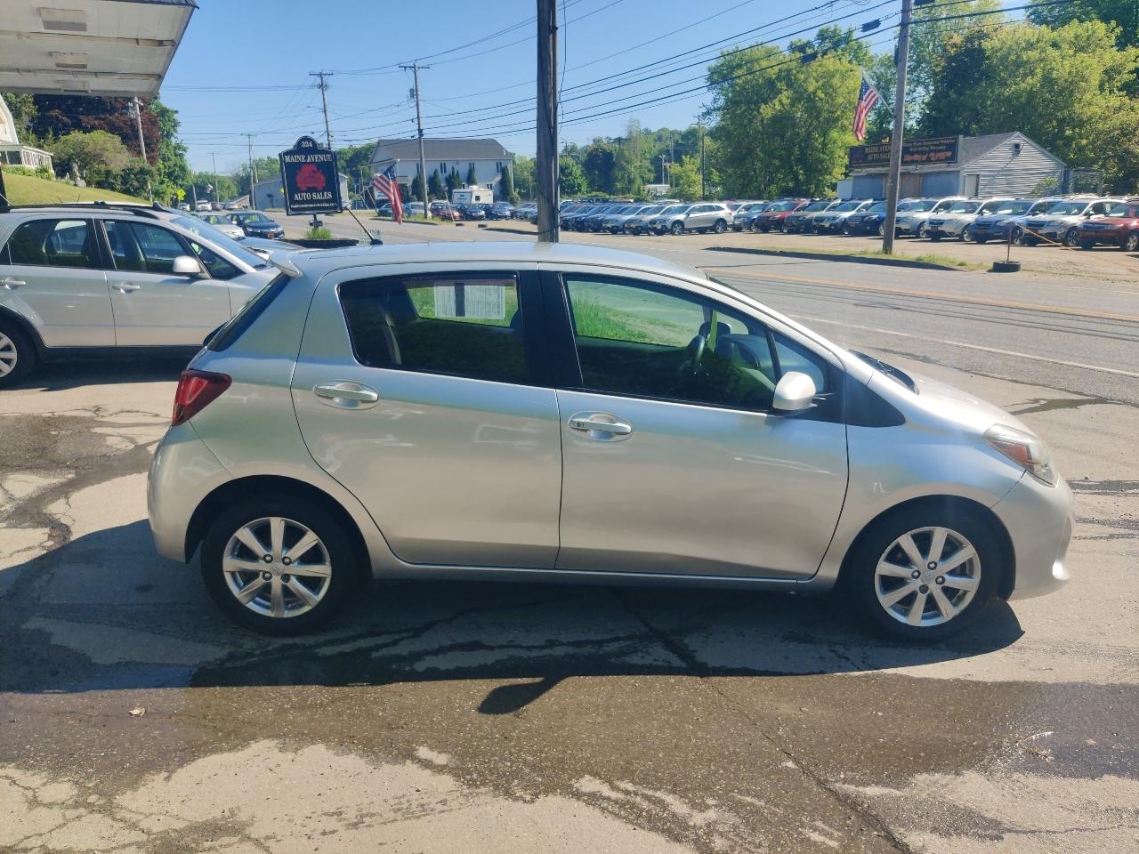 Toyota Yaris LE 5-Door AT 2015