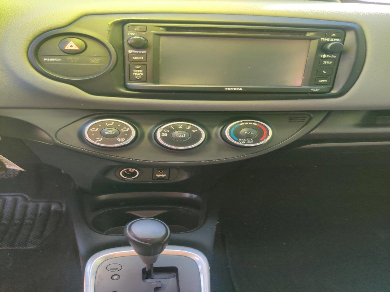 Toyota Yaris LE 5-Door AT 2015
