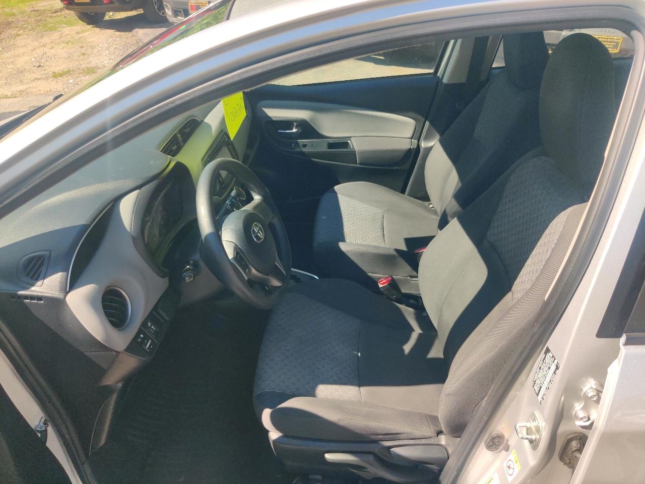 Toyota Yaris LE 5-Door AT 2015