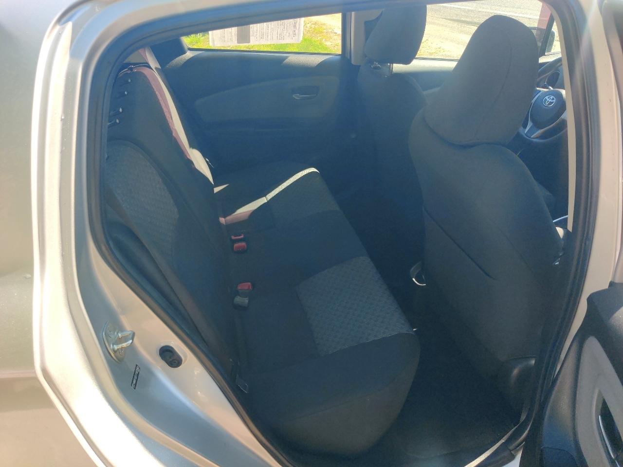 Toyota Yaris LE 5-Door AT 2015