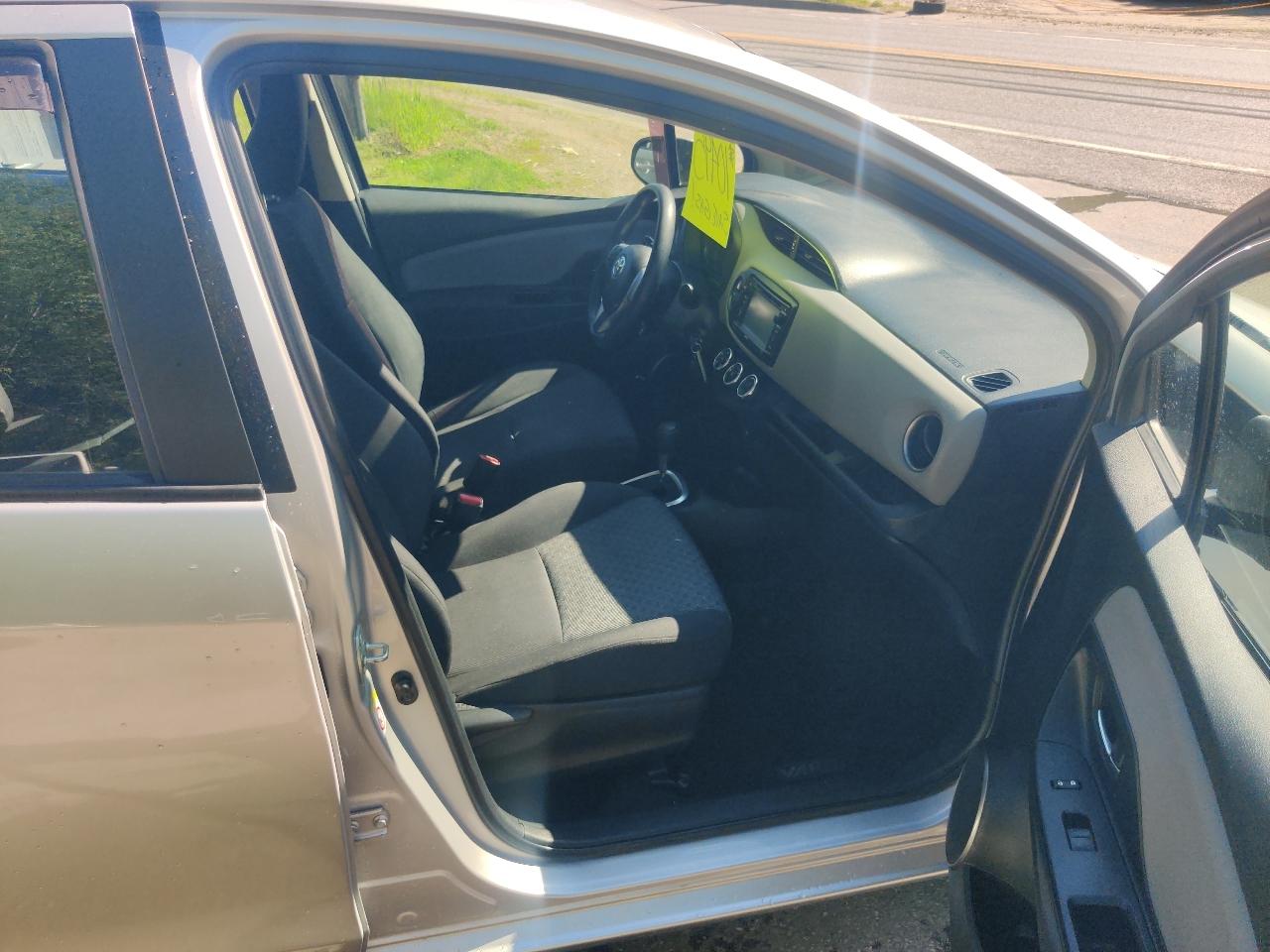 Toyota Yaris LE 5-Door AT 2015