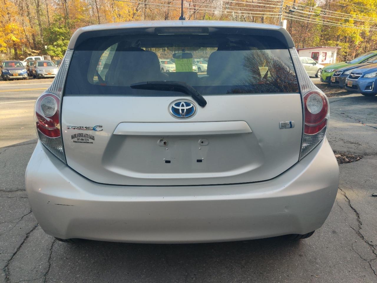 Toyota Prius c Four 2014