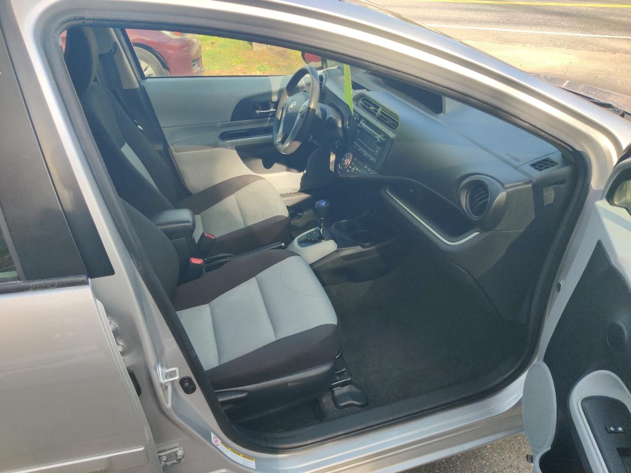 Toyota Prius c Four 2014