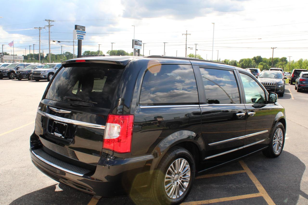 Chrysler Town & Country Touring-L 2013