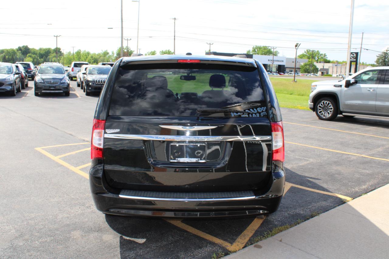 Chrysler Town & Country Touring-L 2013