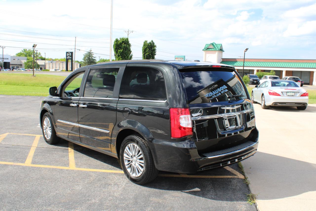 Chrysler Town & Country Touring-L 2013