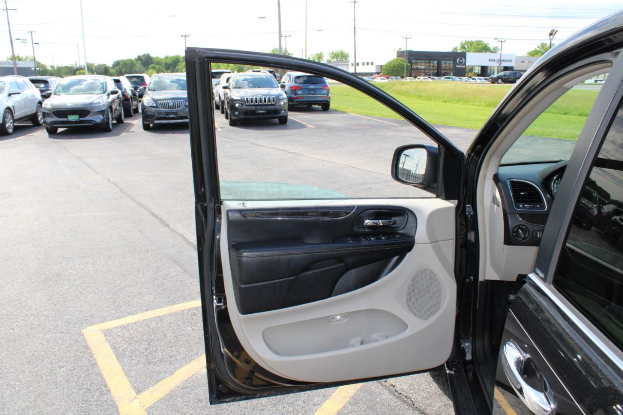 Chrysler Town & Country Touring-L 2013