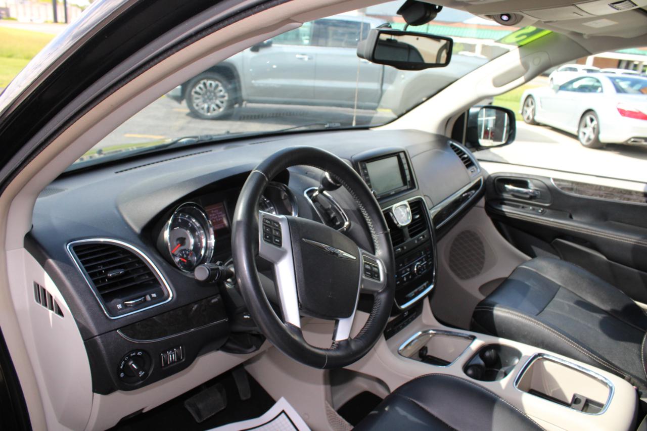 Chrysler Town & Country Touring-L 2013