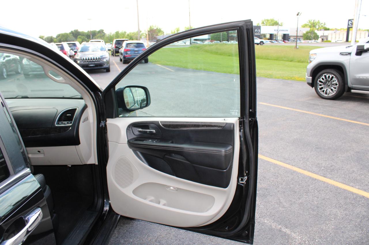 Chrysler Town & Country Touring-L 2013