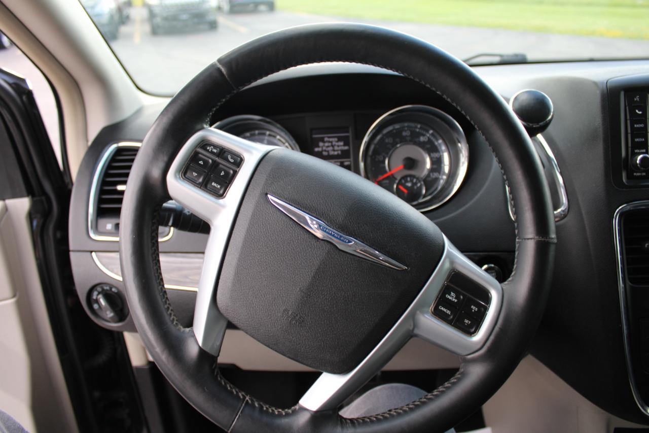 Chrysler Town & Country Touring-L 2013