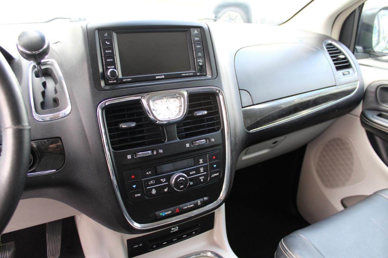 Chrysler Town & Country Touring-L 2013