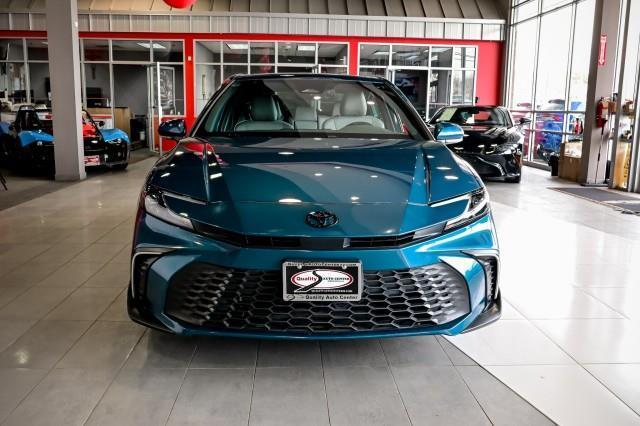 Toyota Camry Hybrid  2025