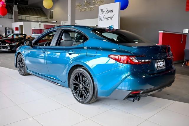 Toyota Camry Hybrid  2025