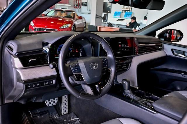 Toyota Camry Hybrid  2025