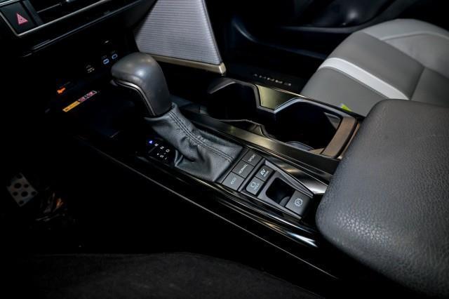 Toyota Camry Hybrid  2025