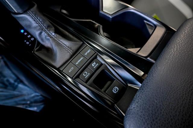 Toyota Camry Hybrid  2025