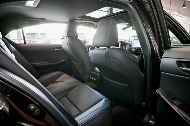Lexus IS  2023
