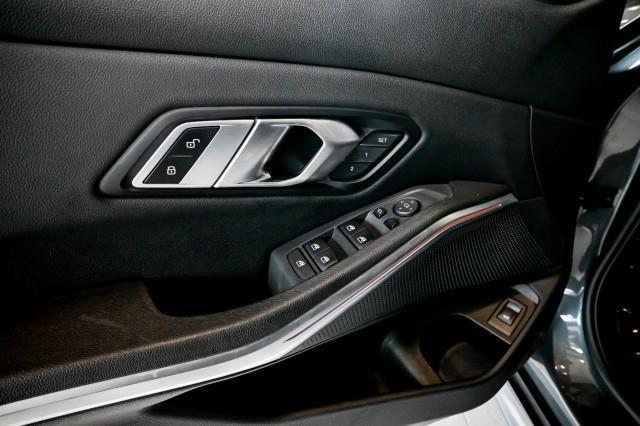 BMW 3-Series  2023