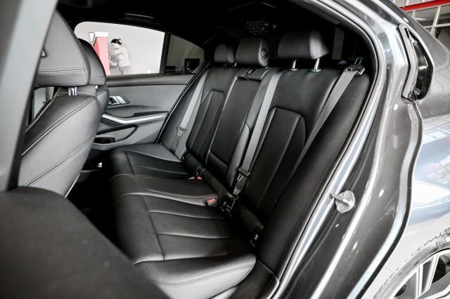 BMW 3-Series  2023