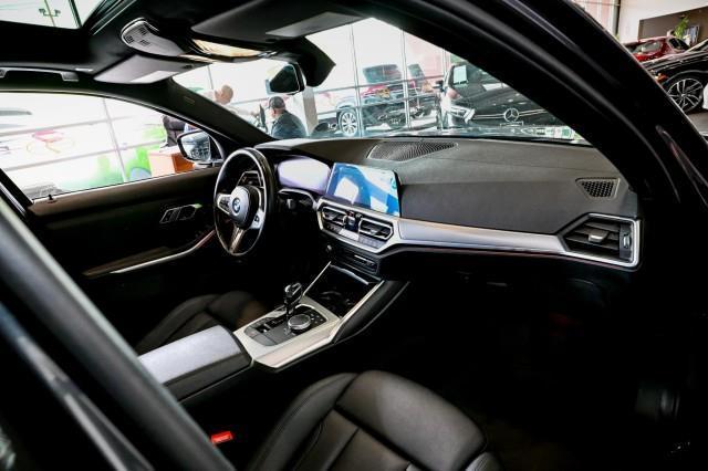 BMW 3-Series  2023