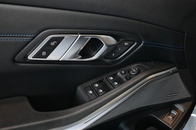 BMW 3-Series  2023