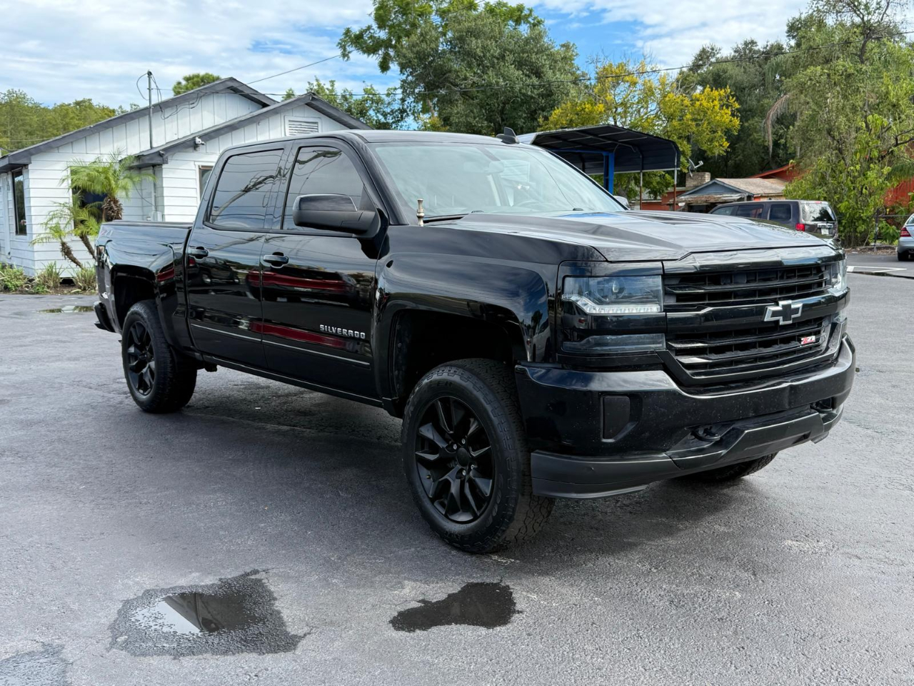 2018 Chevrolet Silverado 1500 LT photo 2