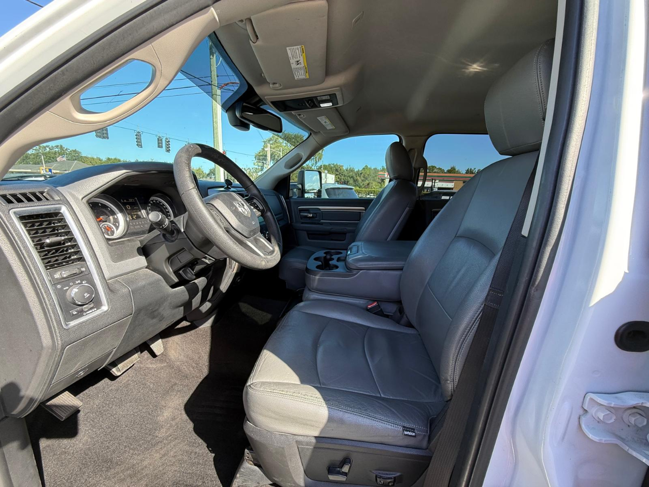 RAM 1500 4WD Crew Cab 140.5" Outdoorsman 2017