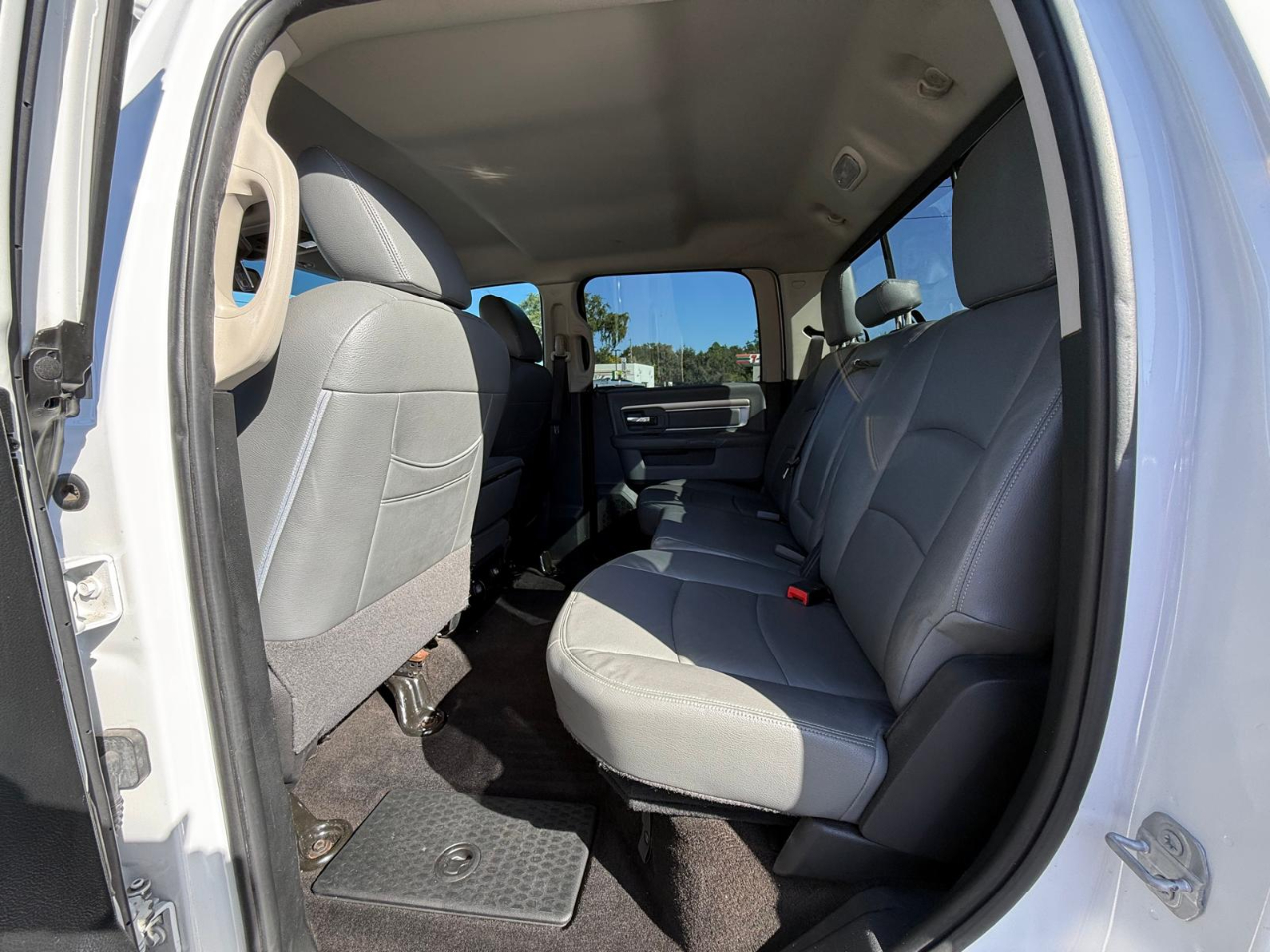 RAM 1500 4WD Crew Cab 140.5" Outdoorsman 2017