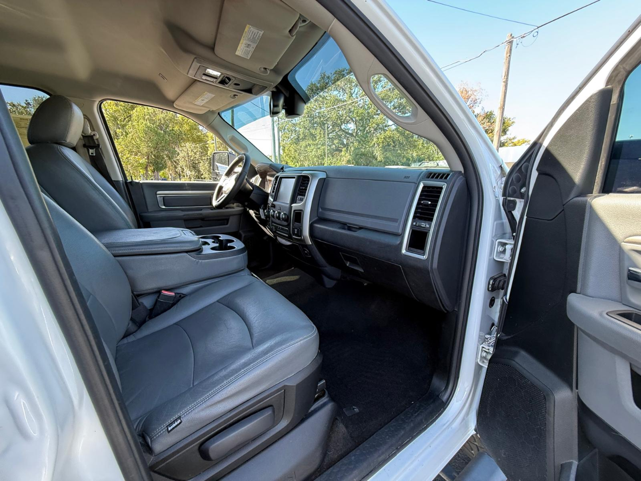 RAM 1500 4WD Crew Cab 140.5" Outdoorsman 2017