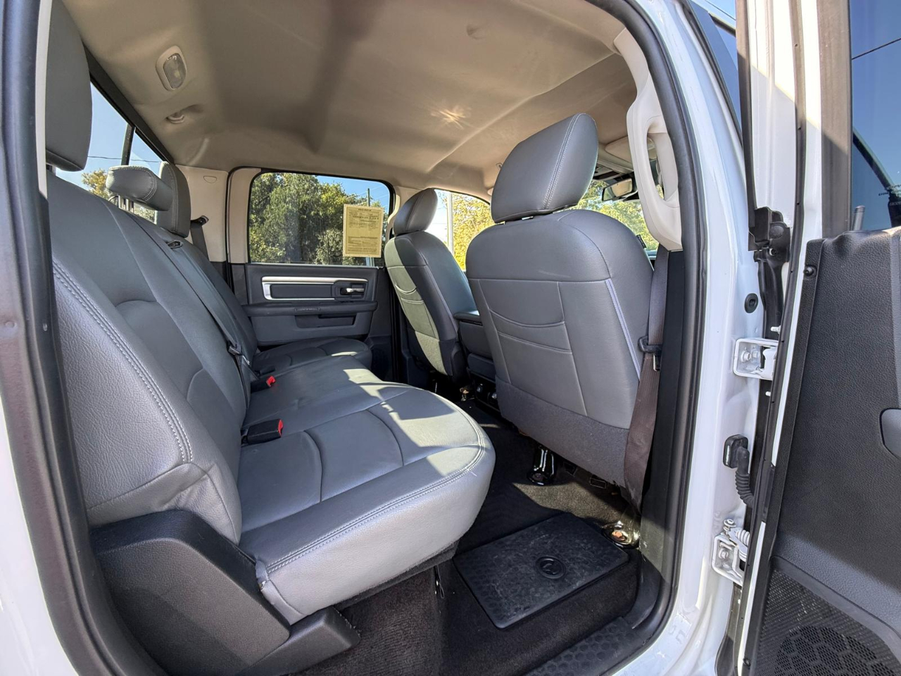 RAM 1500 4WD Crew Cab 140.5" Outdoorsman 2017
